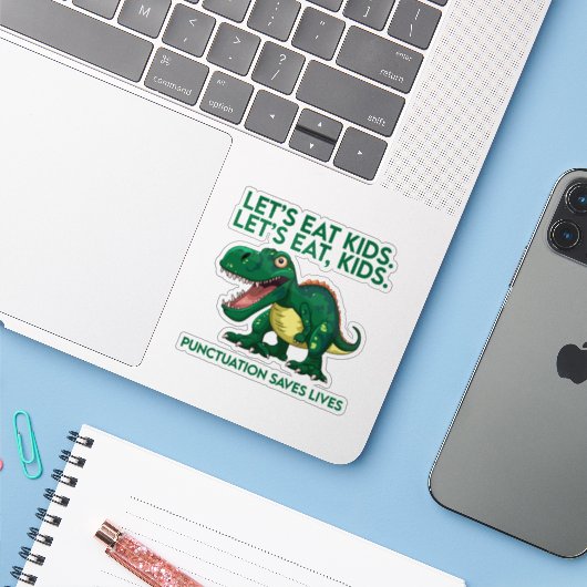 Grappige dinosaurusgrammaticalles sticker (Laptop met iPhone)