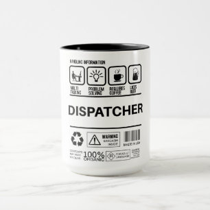 Grappige dispatcher die informatie behandelt mok