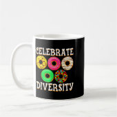 Grappige diversiteit doughnut liefhebber donut dag koffiemok (Links)