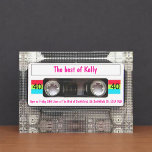 Grappige DJ 80s Cassettebandje 40th Birthday custo Kaart<br><div class="desc">Funny DJ 80s Cassettebandje 40th Birthday. Viel je topmijlpalen,  op het 40ste verjaardagsfeestje in heuvel met deze grappige 80s heldere cassetteband met een  wit label aan beide zijden. Pas je eigen tekst aan.</div>