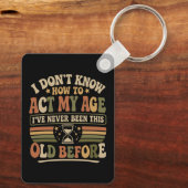 Grappige "Doe Mijn Leeftijd" Retro Sarcastische Qu Sleutelhanger (Achterkant)