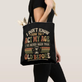 Grappige "Doe Mijn Leeftijd" Retro Sarcastische Tote Bag (Dichtbij)