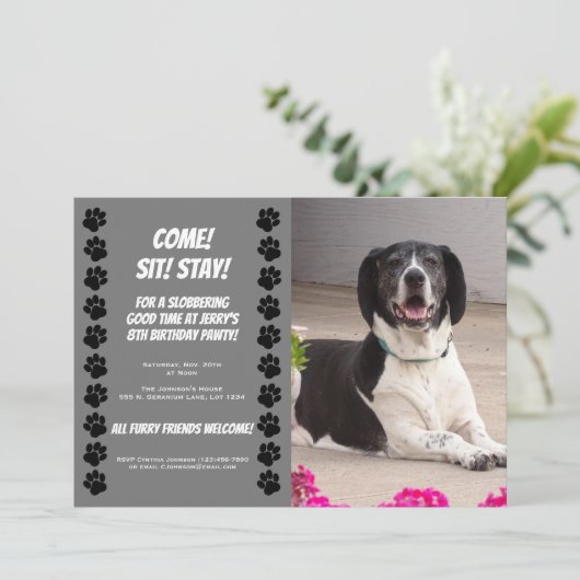 Grappige Doggy Verjaardagsfeestuitnodiging Kaart (Staand voorkant)