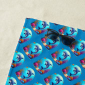 Grappige dolfijn in het levendige koraalrif strandlaken (In situ)