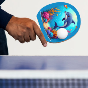 Grappige dolfijn in het levendige koraalrif tafeltennisbatje