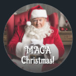 Grappige Donald Trump MAGA Kerstman Ronde Sticker<br><div class="desc">Merry MAGA Christmas, Geweldige Trump Merchandise. Grappig afbeelding van President Donald Trump met een Santa-outfit, Santa Suit en pet, allemaal feestelijk en klaar voor het kerstseizoen. Schattigee humoristische Trump cadeau voor al uw vakantie behoeften. President Donald J. Trump draagt een pak van de kerstman. Vier de overwinning van President Trump...</div>