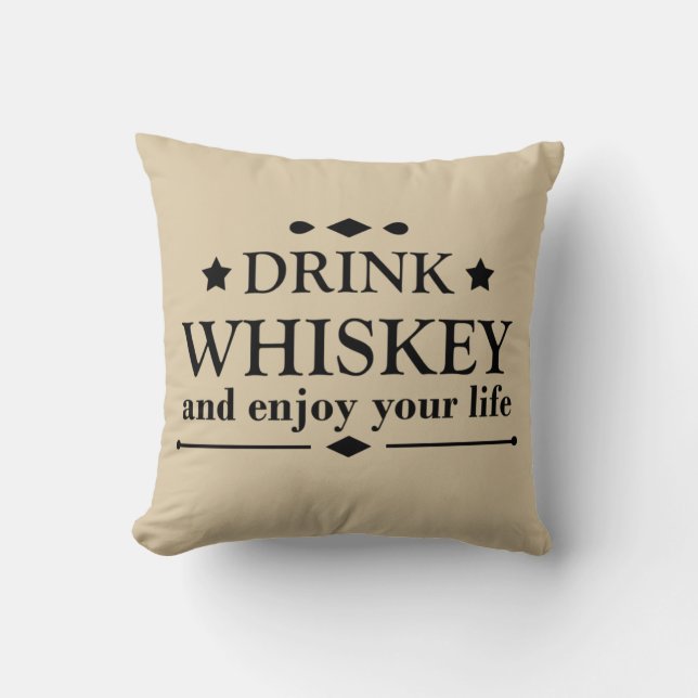 Grappige drinkende whisky citaat kussen (Voorkant)