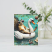 Grappige eekhoorn op een drijvende zwaan briefkaart (Staand voorkant)