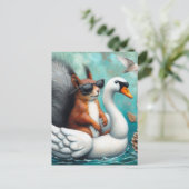 Grappige eekhoorn op een opblaasbare zwaan briefkaart (Staand voorkant)