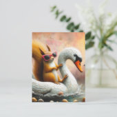 Grappige eekhoorn op zwaan vlotter briefkaart (Staand voorkant)