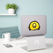 Grappige Eensoog Cartoon “Meh” Sticker (Laptop op bureau)