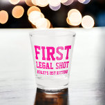 Grappige eerste juridische shot roze 21e verjaarda shot glas<br><div class="desc">Grappige eerste juridische shot script 21e verjaardag in neon roze</div>