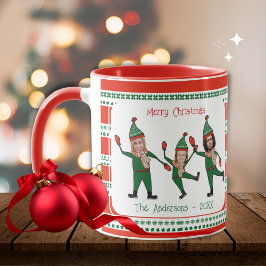 Grappige Elf Familie van Drie Rode Groene Kerstmis Mok
