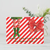 Grappige Elf Legs Kerstkaart | Noordpool Schelmens (Staand voorkant)