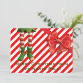 Grappige Elf Legs Kerstkaart | Noordpool Schelmens (Staand voorkant)