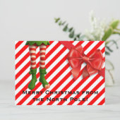 Grappige Elf Legs Kerstkaart | Noordpool Schelmens (Staand voorkant)