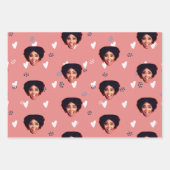 Grappige familie gezichten en harten over stoffige inpakpapier vel (Voorkant)