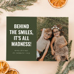 Grappige familie kerst Kaarten | Minimaal olijfgro<br><div class="desc">Breng glimlachen en lachen naar uw dierbaren met deze humoristische en minimalistische vakantiekaart. Met een schattige foto van uw gezin in combinatie met een geestig bijschrift, voegt dit moderne ontwerp een vleugje vakantiejuichen toe met een charmante olijfgroene achtergrond. Perfect voor degenen die graag de echte, ongefilterde momenten van het gezinsleven...</div>