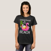 Grappige Flamingo Drijft Kerstman Kerstmis Bij De T-shirt (Voorkant volledig)