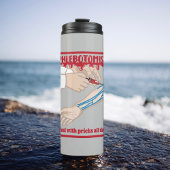 Grappige flebotomist Ik Omga met prikken Thermosbeker