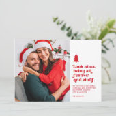 Grappige foto van ons met Kerstmis | Rood Feestdagenkaart (Staand voorkant)