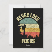 Grappige Fotograaf Camera Verliest Nooit Focus Feestdagenkaart (Achterkant)