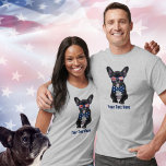 Grappige Franse Bulldog 4th van juli USA Custom T-shirt<br><div class="desc">Show uw liefde voor honden en de VS met dit grappige shirt met een schattige Franse Bulldog met een patriottische zonnebril en een strikje. Perfect voor 4 juli,  zomer op het strand of rondhangen op het hondenpark. Personaliseer door uw eigen aangepaste tekst toe te voegen (of gewoon te verwijderen).</div>