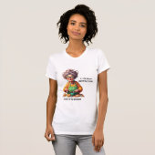 Grappige Frazzled Old Lady Pannenkoek-Makende Cart T-shirt (Voorkant volledig)
