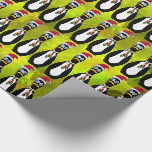Grappige Frazzled Santa Penguin op Chartreuse v2 Cadeaupapier (Hoek)