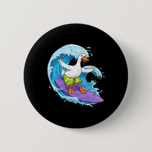 Grappige gans surft op een oceaangolf 1 - Fan Fun  Ronde Button 5,7 Cm