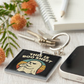 Grappige geest "Dit is Boo Sheet" Retro Halloween Sleutelhanger (Voorkant Rechts)