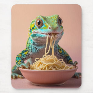 Grappige gekko eten spaghetti muismat