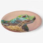 Grappige gekko eten spaghetti papieren bordje (Gekanteld)