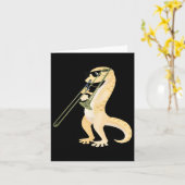 Grappige gekko met zonnebril die trombone speelt h kaart (Gele Bloem)