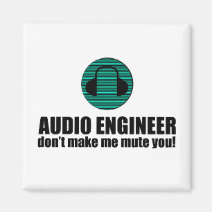 Grappige geluidstechnicus die audiotechniek zegt magneet