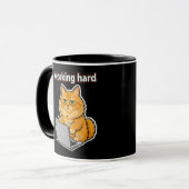 Grappige gemberkat hardwerkende meme mok (Voorkant links)