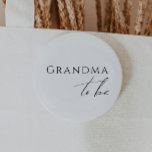 Grappige genderneutrale oma om te zijn ronde button 5,7 cm<br><div class="desc">Introductie van onze grillige geslachtsneutrale oma-to-be-knop - ideaal voor elk seizoen, of het nu herfst, winter, voorjaar of zomer is! Deze knop heeft een boho-chique sfeer met moderne, elegante kalligrafie en een minimalistisch zwart-wit ontwerp. Het is en uniek, met een vleugje shabby chic, waardoor het ideaal is voor zowel jongens...</div>