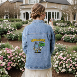 Grappige Geocaching GPS-cartoon met vlag en vergro Denim Jacket