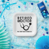 Grappige gepensioneerde arts citeert medische pens papieren bordje (Feest)