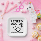 Grappige gepensioneerde arts citeert medische pens papieren bordje (Feest)
