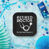 Grappige gepensioneerde arts citeert medische pens papieren bordje (Feest)