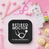 Grappige gepensioneerde arts citeert medische pens papieren bordje (Feest)