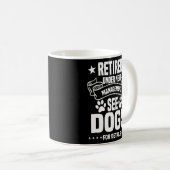 Grappige gepensioneerde hond eigenaar onder nieuw  koffiemok (Voorkant rechts)