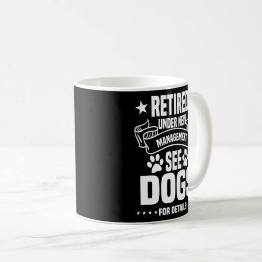 Grappige gepensioneerde hond eigenaar onder nieuw  koffiemok (Voorkant rechts)