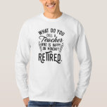 Grappige gepensioneerde leraar school directeur t-shirt<br><div class="desc">Grappig gepensioneerd leraar gezegde dat perfect is voor het cadeau voor je favoriete collega die een goed gevoel voor humor heeft. Het gezegde op dit moderne cadeau voor gepensioneerden zegt: "Hoe noem je een leraar die gelukkig is op maandag? Gepensioneerd." Bekijk onze winkel voor andere cadeautjes en accessoires voor je...</div>
