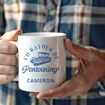 Grappige gepersonaliseerde pontonboot minnaar cita koffiemok<br><div class="desc">Deze gepersonaliseerde 'I'd Rather Be Pontooning'-mok is het perfecte cadeau voor bootliefhebbers en pontonliefhebbers. Met een strak, retro-geïnspireerd ontwerp met een charmante pontonbootgrafiek, is deze mok aanpasbaar met een naam voor een echt uniek tintje. Gemaakt voor ontspannen ochtenden op het dek of gezellige avonden aan het meer, deze blauw-witte mok...</div>