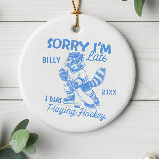 Grappige gepersonaliseerde wasbeer hockeyspeler or keramisch ornament