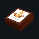 Grappige geschenkdoos met Happy Duck - aangepaste  Cadeaudoosje<br><div class="desc">Grappige geschenkdozen met Yellow Duck Playful Wink Happy Smile Cartoon Tekening en Tekst - Kies / Voeg uw unieke tekst / lettertype / kleur - Maak uw speciale geschenkdoos - Formaat wijzigen en verplaatsen of verwijderen en voeg elementen / afbeelding toe met aanpassingstool! - Tekenen en ontwerpen door MIGNED. Je...</div>