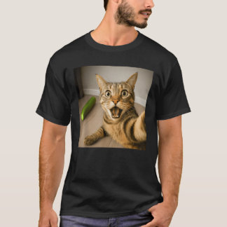 Grappige Geschokte Kat Selfie met Komkommer Meme D T-shirt
