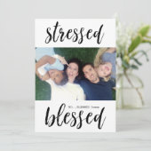 Grappige gestresste en gezegende kerstvakantie fot feestdagenkaart (Staand voorkant)